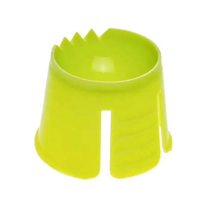 O recipiente descartável AMPri PP Dappen, projetado para uso único na mistura e medição de materiais dentários, é uma ferramenta cilíndrica verde-clara de polipropileno com uma fenda aberta de um lado e entalhes serrilhados ao longo da borda superior. É da marca AMPri Handelsgesellschaft mbH.