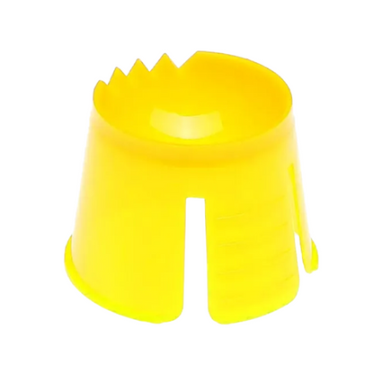 Uma tigela descartável AMPri de polipropileno amarelo brilhante, desenhada pela AMPri Handelsgesellschaft mbH, tem uma forma cilíndrica oca com bordas serrilhadas de um lado e uma fenda aberta do lado oposto.