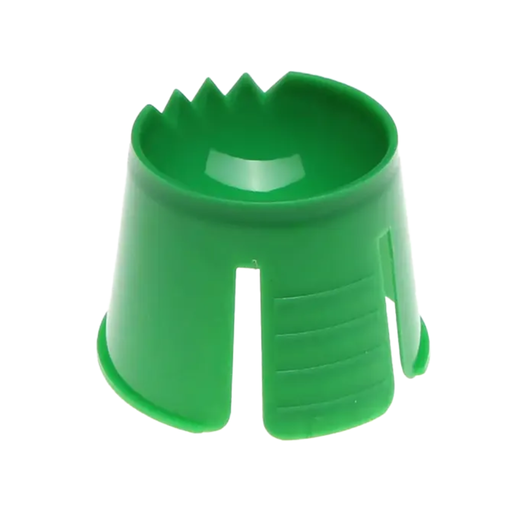 Um objeto verde de polipropileno AMPri, que se assemelha a um copo cônico e possui entalhes e fendas na borda superior, que podem servir para segurar ou manter um objeto no lugar, serve como uma tigela descartável ideal para mistura e porcionamento de materiais dentários.