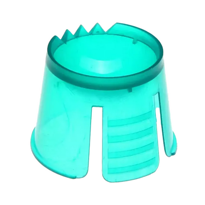 Uma forma de castelo de areia turquesa feita de polipropileno robusto tem uma forma cilíndrica com topo aberto. Possui uma pequena borda serrilhada de um lado e três fendas verticais na parte inferior. Ela se assemelha ao recipiente descartável de PP Dappen da AMPri, usado para porcionamento e mistura de materiais dentários.