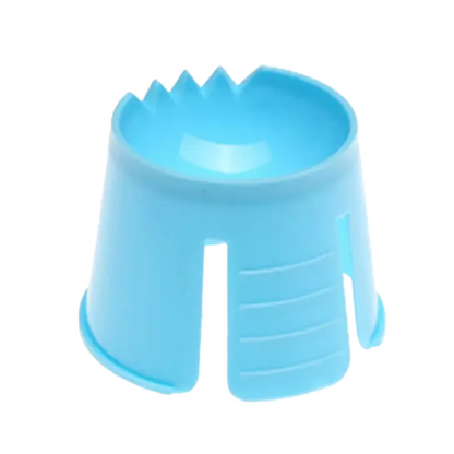 Uma ferramenta em forma de garra feita de polipropileno com base arredondada e fendas abertas para colocação de cabelo, aqui descrita como “AMPri PP Einweg Dappenbehälter” da AMPri Handelsgesellschaft mbH.