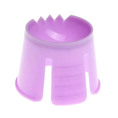 Um objeto cilíndrico de plástico roxo feito de polipropileno com borda serrilhada na parte superior e laterais abertas. Ele serve como uma ferramenta ou suporte, possivelmente para organizar ou agarrar objetos, semelhante ao recipiente Dappen descartável AMPri PP, que é usado para porcionar e misturar materiais dentários.