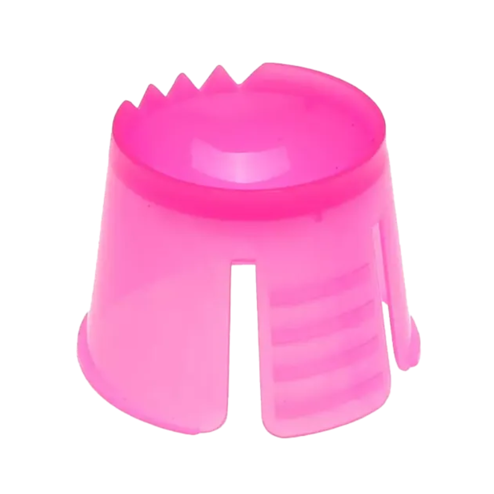 O recipiente descartável AMPri PP Dappen é uma ferramenta de polipropileno rosa usada para separar cabelos. Tem uma forma redonda com bordas superiores serrilhadas e fendas na base, que servem para segurar mechas de cabelo. Este produto é fabricado pela AMPri Handelsgesellschaft mbH.