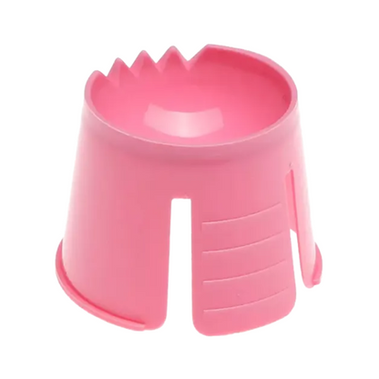 O recipiente Dappen descartável AMPri PP da AMPri Handelsgesellschaft mbH é um recipiente de plástico rosa feito de polipropileno durável. Ele possui um fundo estável e tem pequenos sulcos internos com ranhuras verticais nas laterais, que provavelmente servem para agarrar ou para fins decorativos.