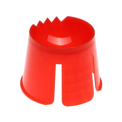 O raspador de gelo da AMPri Handelsgesellschaft mbH é feito de polipropileno vermelho e apresenta um design circular único. Tem uma forma cônica com bordas serrilhadas para quebrar gelo e fendas verticais nas laterais para melhor aderência.