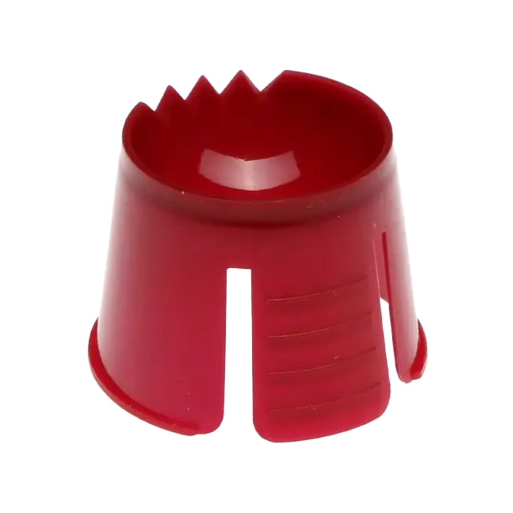 O produto é um recipiente de plástico vermelho com topo arredondado, bordas serrilhadas e fendas laterais feito de polipropileno. Presumivelmente, é o AMPri PP Dappen Dish para porcionamento e mistura de materiais dentários da AMPri Handelsgesellschaft mbH.