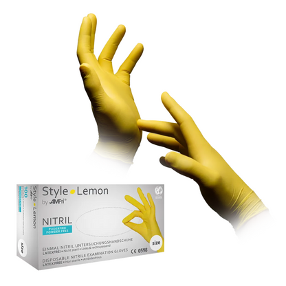 Uma caixa de luvas de nitrilo AMPri STYLE LEMON sem pó da MED-COMFORT, amarela, rotulada com uma foto de uma mão enluvada fazendo um gesto de OK. Acima da caixa flutuam duas mãos em luvas de exame de nitrilo amarelas e sem pó, uma com os dedos abertos e a outra com os dedos estendidos.