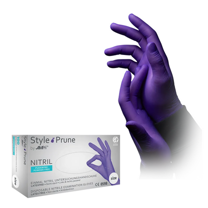 Uma caixa de luvas de nitrilo AMPri STYLE PRUNE sem pó da MED-COMFORT, roxo escuro da AMPri Handelsgesellschaft mbH está ao lado de um par de mãos usando as mesmas luvas de nitrilo sem pó. A caixa destaca que as luvas são sem pó, sem látex e adequadas para exames.