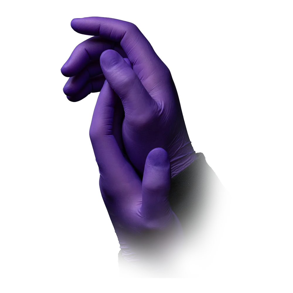 Duas mãos usando luvas de nitrilo AMPri STYLE PRUNE sem pó da MED-COMFORT, luvas roxo escuro entrelaçadas em frente a um fundo branco. As luvas, da AMPri Handelsgesellschaft mbH, sugerem um contexto de uso médico ou protetor. Nos pulsos, são visíveis os punhos de uma peça de roupa escura.