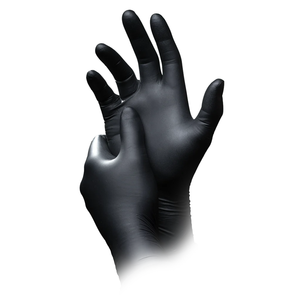 Um par de mãos com luvas de látex pretas, com uma mão puxando a luva sobre a outra, isoladas em um fundo branco, destaca as luvas de proteção química de nitrilo antiestáticas AMPri SolidSafety Chem Ex da AMPri Handelsgesellschaft mbH, perfeitas para manuseio preciso.