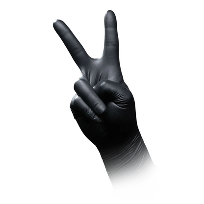 Uma mão usando uma luva de proteção química de nitrilo antiestática AMPri SolidSafety Chem Ex faz um sinal de paz em um fundo branco.