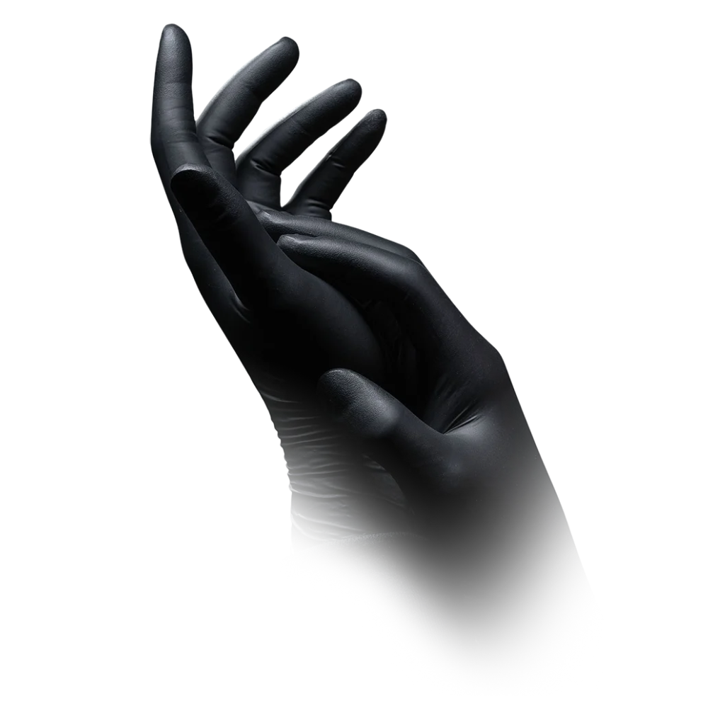 Em um fundo branco, veem-se duas mãos com luvas pretas, que aparentemente são luvas de proteção química de nitrilo antiestáticas AMPri SolidSafety Chem Ex da AMPri Handelsgesellschaft mbH. Uma mão está ligeiramente curvada, enquanto a outra a toca suavemente. O fundo desaparece para baixo, criando um efeito suave e nebuloso que apoia o manuseio preciso.