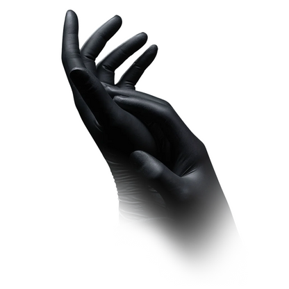 Em um fundo branco, veem-se duas mãos com luvas pretas, que aparentemente são luvas de proteção química de nitrilo antiestáticas AMPri SolidSafety Chem Ex da AMPri Handelsgesellschaft mbH. Uma mão está ligeiramente curvada, enquanto a outra a toca suavemente. O fundo desaparece para baixo, criando um efeito suave e nebuloso que apoia o manuseio preciso.