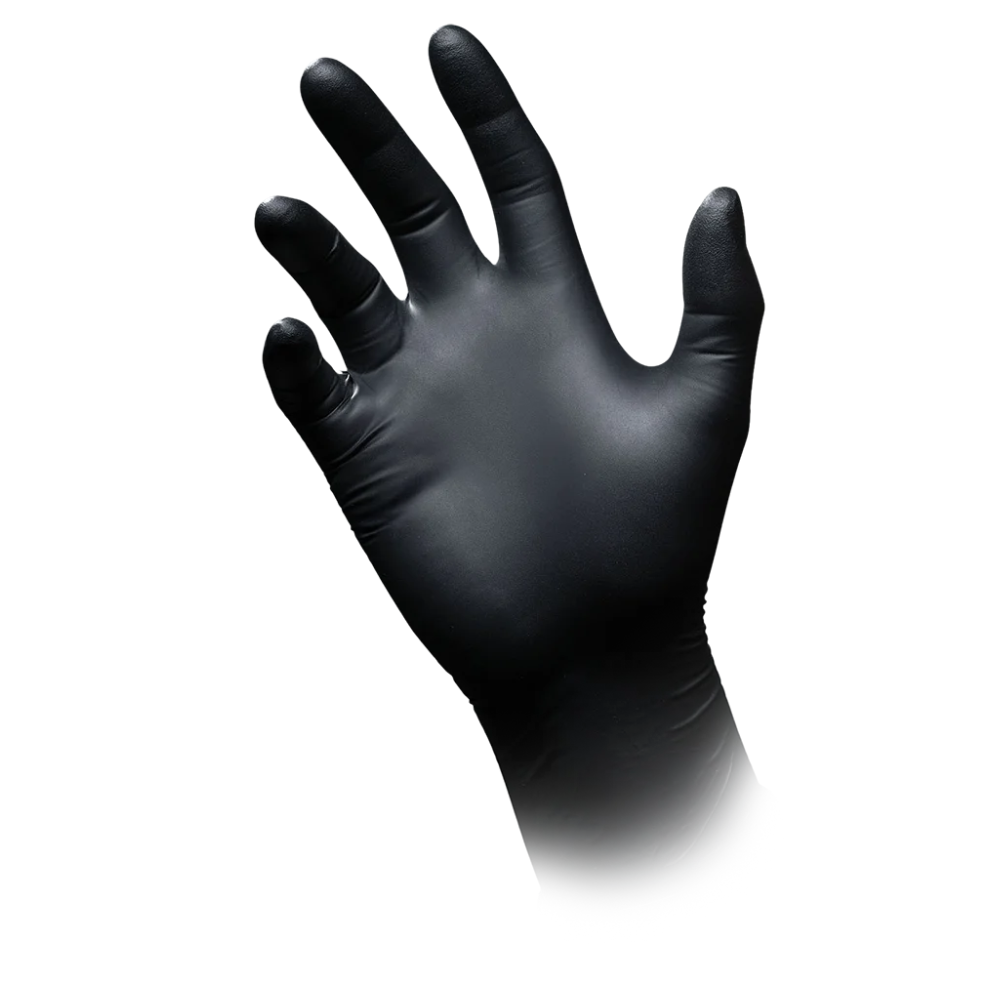 Uma luva de proteção química de nitrilo antiestática do tipo AMPri SolidSafety Chem Ex, fabricada para manuseio preciso, é usada em uma mão com dedos ligeiramente abertos em um fundo branco simples.