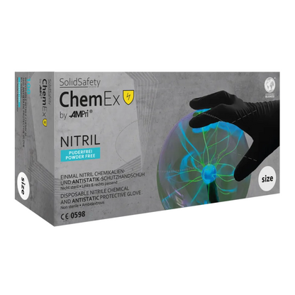 As luvas de proteção química de nitrilo antiestáticas AMPri SolidSafety Chem Ex da AMPri Handelsgesellschaft mbH são projetadas para manuseio preciso e resistência química. A embalagem mostra uma mão em uma luva segurando uma bola colorida e translúcida em cinza, com o tamanho claramente visível ao lado.