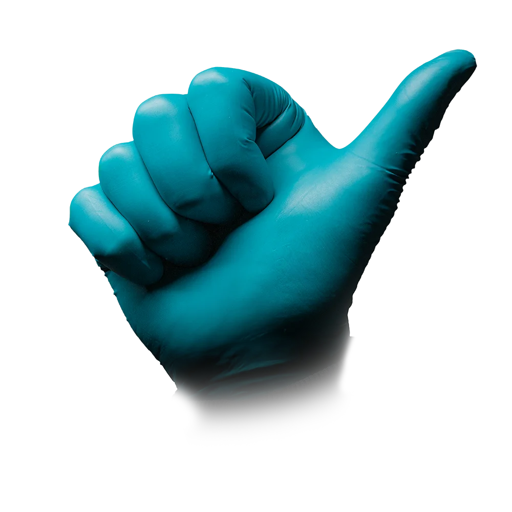 Uma mão azul enluvada, adornada com as luvas de proteção química SolidSafety ChemN Special Nitril da AMPri Handelsgesellschaft mbH, estica o polegar para cima em um fundo branco.