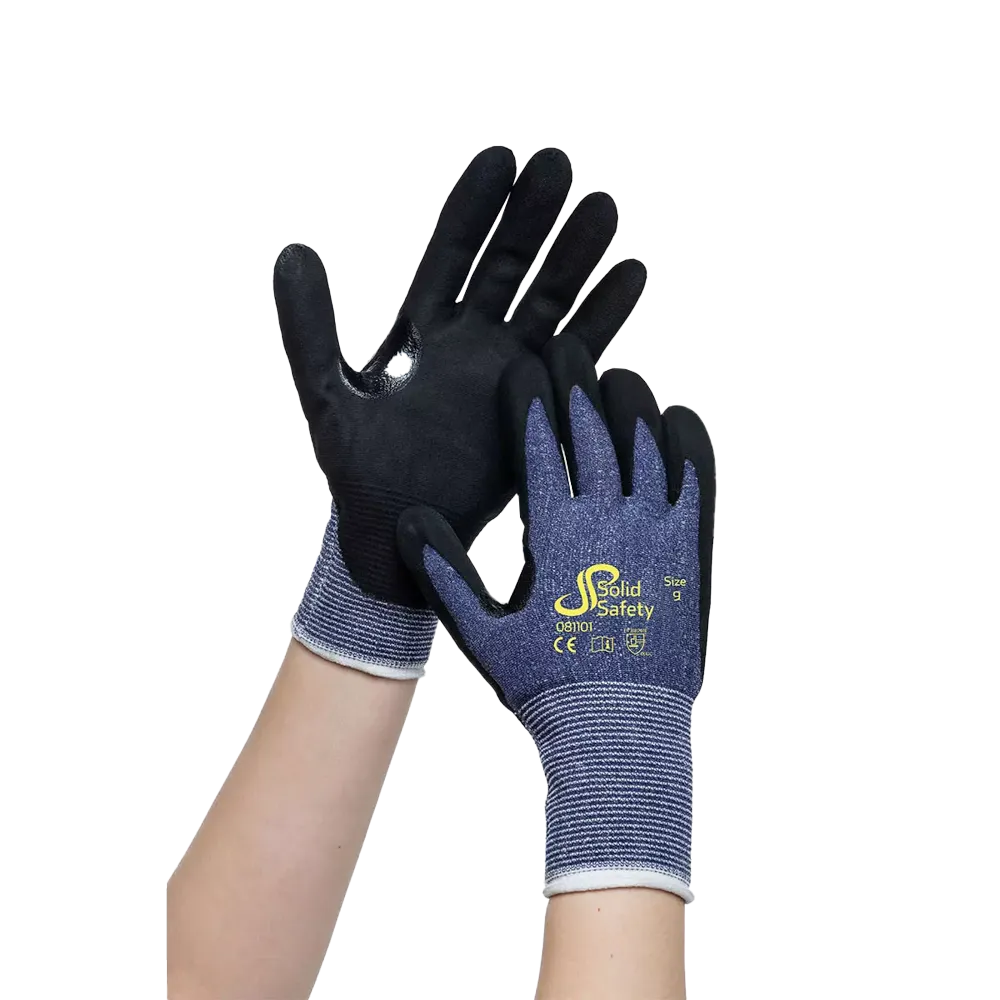 Duas mãos usam luvas de proteção AMPri SolidSafety Cut em preto e azul com marcações de segurança e tamanho. Estas luvas oferecem uma aderência excepcional com uma superfície texturizada nas palmas e pontas dos dedos, sendo assim ideais para máxima segurança no local de trabalho.