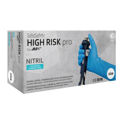 Uma caixa de luvas de proteção química AMPri SolidSafety High Risk Pro Nitril Tipo A da AMPri Handelsgesellschaft mbH mostra na embalagem uma mão em uma luva azul segurando um tubo de ensaio. Estas luvas são livres de pó e látex e certificadas CE 0598 para proteção ideal contra produtos químicos.