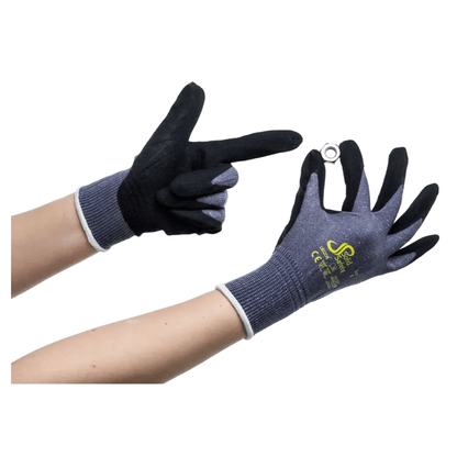 Duas mãos com luvas de montagem ultraleves AMPri SolidSafety Tough Air da AMPri Handelsgesellschaft mbH estão sobre um fundo branco. Uma mão aponta com o dedo, enquanto a outra segura um pequeno anel de metal. Estas luvas de segurança de cor escura são decoradas com texto e símbolos e possuem um nível de resistência à abrasão 4 para durabilidade superior.
