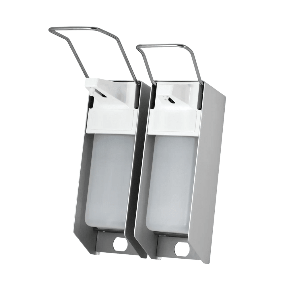 Estão expostos dois dispensadores de parede AMPri para 500 ml de desinfetante e sabão, com uma carcaça de aço inoxidável e um dispensador de plástico branco. Cada um está equipado com uma alavanca longa para a retirada higiênica. Eles estão colocados lado a lado contra um fundo branco simples.