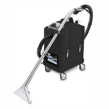 A máquina de extração por pulverização Arcora Aniko60 da Arcora International GmbH é uma máquina de limpeza de carpetes comercial com caixa preta, quatro rodas, haste prateada e bocal transparente - ideal para a limpeza profunda de carpetes ou estofados.