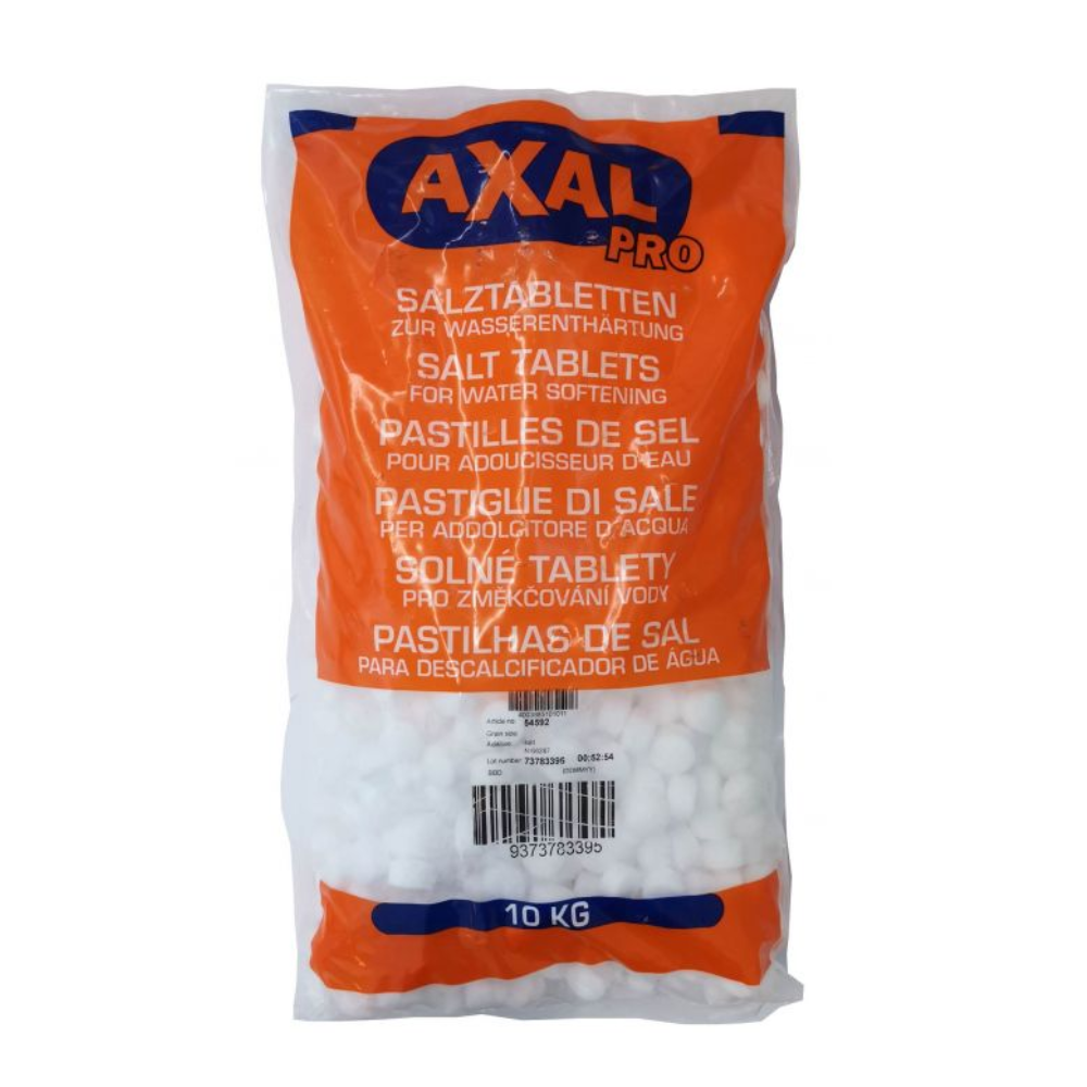 Um saco de 10 kg de AXAL PRO TABS Sal de Regeneração - Sal especial para amaciamento de água da K+S Minerals and Agriculture GmbH. A embalagem é principalmente laranja e branca, com texto em vários idiomas como inglês, alemão e francês. O código de barras está claramente visível na parte inferior central do saco.