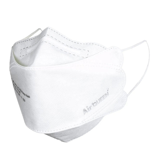 A máscara de proteção bucal e nasal com filtro de partículas Air Queen CE2163 apresenta um design branco com presilhas para as orelhas visíveis e a inscrição «Air QUEEN» impressa na lateral. É fabricada em material flexível e respirável e está equipada com um filtro de nanofibras.