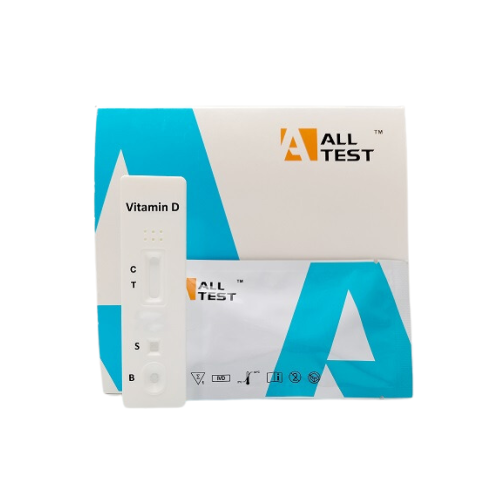 Na imagem está um Kit de Teste Rápido de Vitamina D AllTest | 1 peça da Alltest. O kit contém uma tira de teste e uma embalagem. A tira de teste possui seções rotuladas para C, T, S e B e a embalagem carrega o logotipo da Alltest nas cores azul e branco.