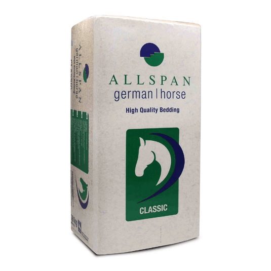 A embalagem de cama de aparas de madeira Allspan German Horse Classic apresenta um logótipo com uma cabeça de cavalo em tons de verde e azul, com a palavra «CLASSIC» em branco sobre fundo verde. Esta embalagem retangular, predominantemente branca, com detalhes em verde e azul, contém cama com baixo teor de poeira para o máximo conforto.