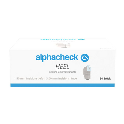 Uma simples caixa branca com a inscrição "Alphacheck HEEL Incisão Lancetas de Segurança, vários tamanhos" da Berger Med GmbH, na qual no lado direito é visível uma pequena imagem de um dispositivo médico. O texto em alemão inclui "1,50 mm de profundidade de incisão" e "3,00 mm de comprimento de incisão", além de "50 unidades", indicando uma quantidade de 50 lancetas de segurança para colheita de sangue capilar.