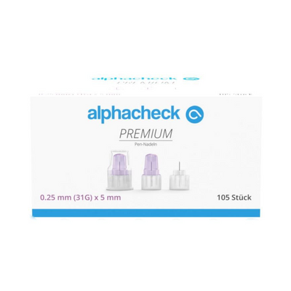 Uma caixa branca com a inscrição "Alphacheck PREMIUM Pen-Nadeln, verschiedene Größen" e logotipo azul. Contém 105 unidades de agulhas de caneta, com dimensões de 0,25 mm (31G) x 5 mm para administração de insulina. Na frente, estão ilustradas três agulhas de caneta que garantem dor mínima durante o uso. O texto "105 Stück" indica a quantidade. O produto é da Berger Med GmbH.