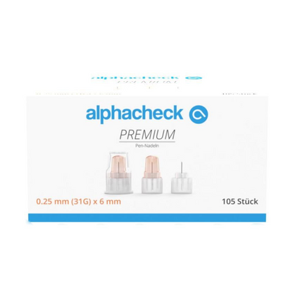 Uma caixa branca com a inscrição "Alphacheck PREMIUM Pen-Nadeln, verschiedene Größen" com uma ilustração de três agulhas de caneta da Berger Med GmbH. O texto indica as dimensões de 0,25 mm (31G) x 6 mm e a quantidade de 105 unidades, concebida para conforto na administração de insulina.