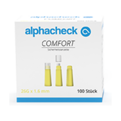 Uma caixa branca com a inscrição "Alphacheck comfort lancetas de segurança" da Berger Med GmbH contém 100 unidades de lancetas de segurança 26G x 1,6 mm. Na frente da caixa estão ilustradas lancetas amarelas, mostradas em três estágios diferentes – com tampa colocada, parcialmente removida e totalmente removida, que garantem uma coleta de sangue suave através de uma punção de alta velocidade (coleta de sangue indolor através de punção de alta velocidade).