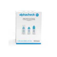 Uma caixa de agulhas Alphacheck Professional Pen PLUS, de vários tamanhos. A caixa branca com detalhes azuis contém 100 agulhas esterilizadas, de 0,30 mm (30G) x 8 mm, para injeções de insulina. A frente da embalagem apresenta imagens de três agulhas para caneta, com texto a azul e preto da Berger Med GmbH.