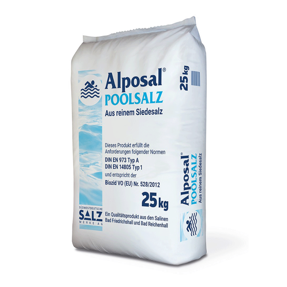 Um saco de 25 kg de Alposal Poolsalz da Südwestdeutschen Salzwerke AG é embalado predominantemente em branco com detalhes azuis e rotulado em alemão. Contém 99,9% de cloreto de sódio para uso em sistemas de eletrólise salina e está em conformidade com as normas DIN como sal de evaporação puro para piscinas.