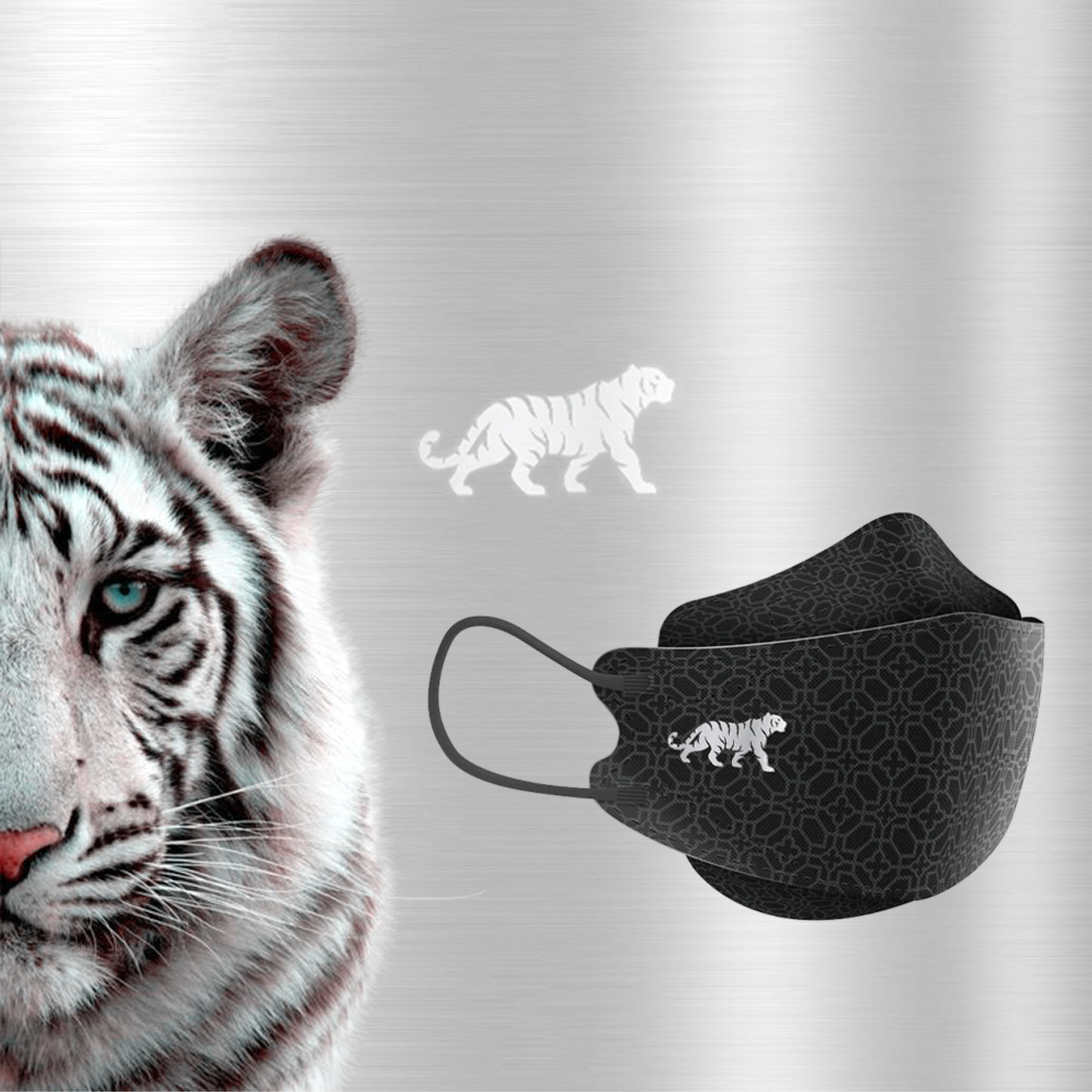A imagem mostra um close de um tigre branco com listras marcantes. Ao lado do tigre, há uma máscara facial de designer Altruan que atende ao padrão FFP2 e possui um design de tigre correspondente. O fundo é um prateado metálico discretamente texturizado.