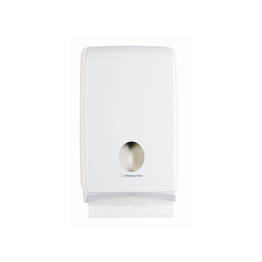 O distribuidor de toalhas dobradas Aquarius™ Slimfold™ da Kimberly-Clark GmbH é um distribuidor de toalhas branco, montado na parede, com uma abertura redonda, do qual é possível retirar uma toalha de cada vez pela parte inferior — perfeito para espaços modernos.