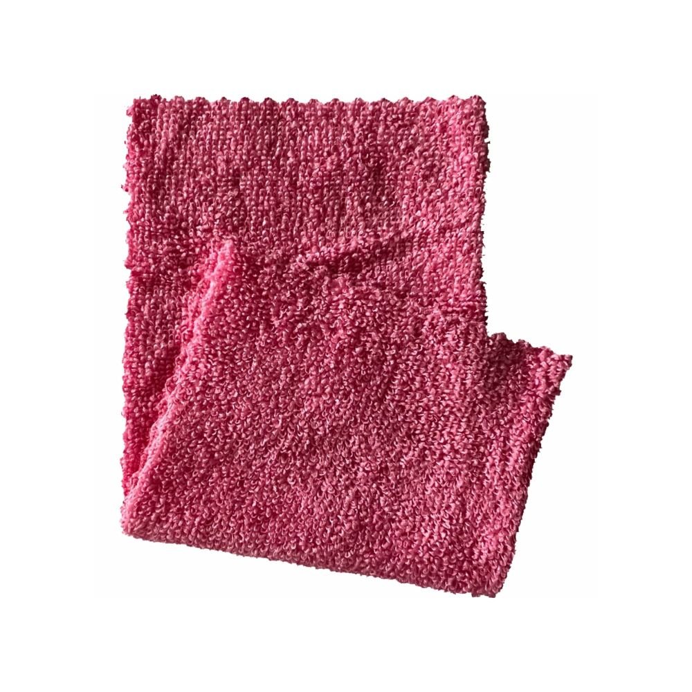 Um cachecol de tricô rosa dobrado está sobre um fundo branco, sua superfície texturizada assemelha-se a um pano de microfibra Arcora ECO-LINE 2in1. As bordas ásperas realçam seu charme e singularidade.