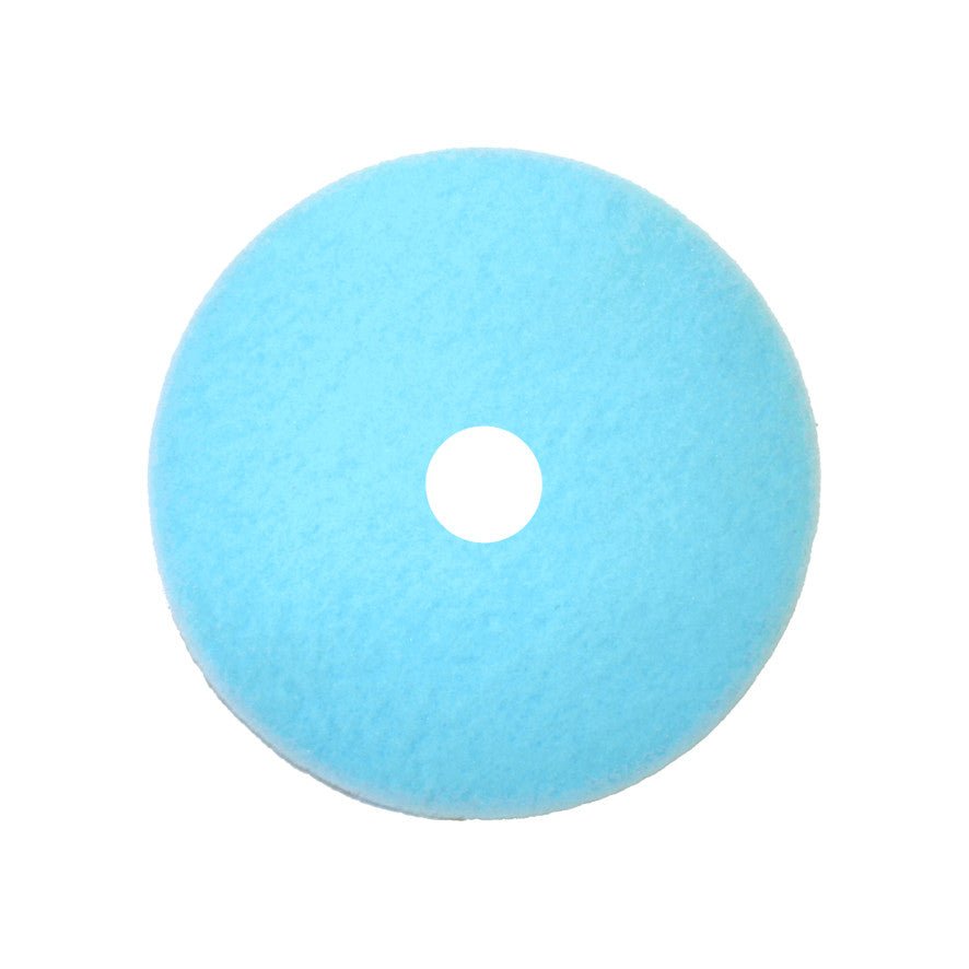 Mostrado está um disco redondo, azul-claro Arcora Ultra-High-Speed Pad Blue-Shine da Arcora International GmbH com furo central, adequado para todos os tipos de revestimentos de piso, sobre fundo branco.