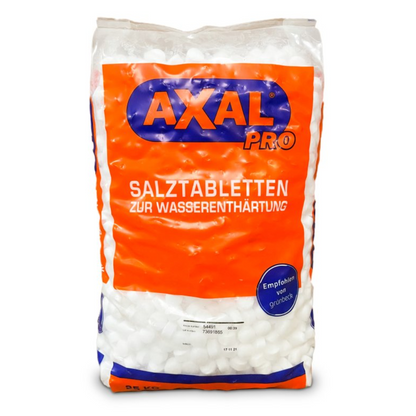 Um pacote de AXAL PRO TABS Sal de Regeneração, comprimidos de sal especiais para amaciamento de água. A embalagem é laranja e branca e traz o texto "SAL ESPECIAL PARA AMACIAMENTO DE ÁGUA". Um círculo azul na embalagem indica que o produto é recomendado para uso doméstico. É fabricado pela K+S Minerals and Agriculture GmbH.