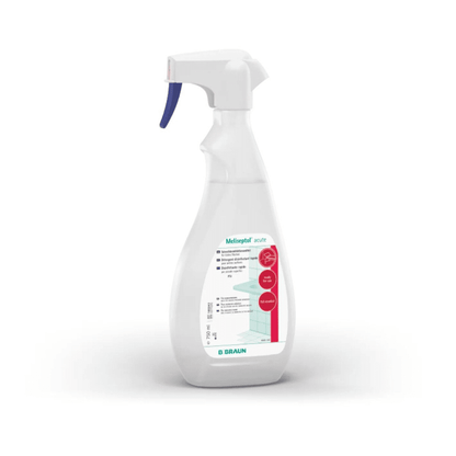 O B. Braun O desinfetante de superfícies Meliseptol® acute é fornecido num frasco pulverizador branco, que ostenta um rótulo azul e vermelho com texto e imagens, incluindo a menção «virucida abrangente». Está equipado com um bico pulverizador azul e branco e foi concebido especificamente para desinfetantes de superfícies, pelo que é adequado para superfícies resistentes ao álcool. A marca B. Braun A menção «Deutschland GmbH & Co. KG» é claramente visível na parte inferior do rótulo.
