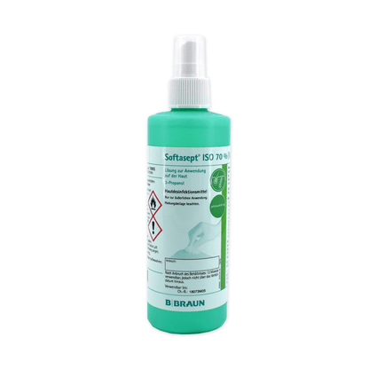Uma garrafa verde com a inscrição „B. Braun Softasept ISO 70% Desinfecção de Pele“, equipada com um bico de spray e destinada à desinfecção da pele, contém um desinfetante alcoólico eficaz contra bactérias. O rótulo contém vários símbolos e avisos de segurança, e na parte inferior está o nome da marca „B. Braun Deutschland GmbH & Co. KG“ registrado.