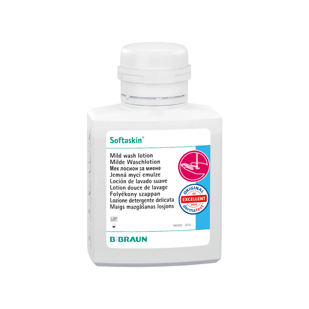 Numa garrafa branca está escrito "B. Braun Softaskin® Waschlotion" e um texto multilíngue descreve a loção como uma loção de lavagem suave e amiga do ambiente. Na garrafa, um selo de qualidade está colocado de forma proeminente e na base está impresso o nome "B. Braun Deutschland GmbH & Co. KG", garantindo que a loção é livre de microplásticos.