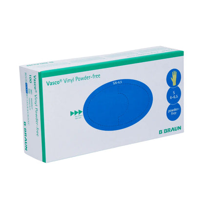 Uma caixa de B. Braun Vasco® Luvas Descartáveis de Vinil sem Pó, tamanho S (6-6,5), é decorada na frente com um oval azul e um gráfico de mão. Estas luvas sem látex oferecem excelente resistência química e estão embaladas numa caixa predominantemente branco-verde.