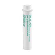Um recipiente cilíndrico branco com tampa branca e texto verde. O produto é denominado "B. Braun Askina® Stick Rasierstift para relaxamento da pele | 1 unidade" e é oferecido pela B. Braun Deutschland GmbH & Co. KG. Contém sulfato de alumínio para uma hemostasia eficaz.
