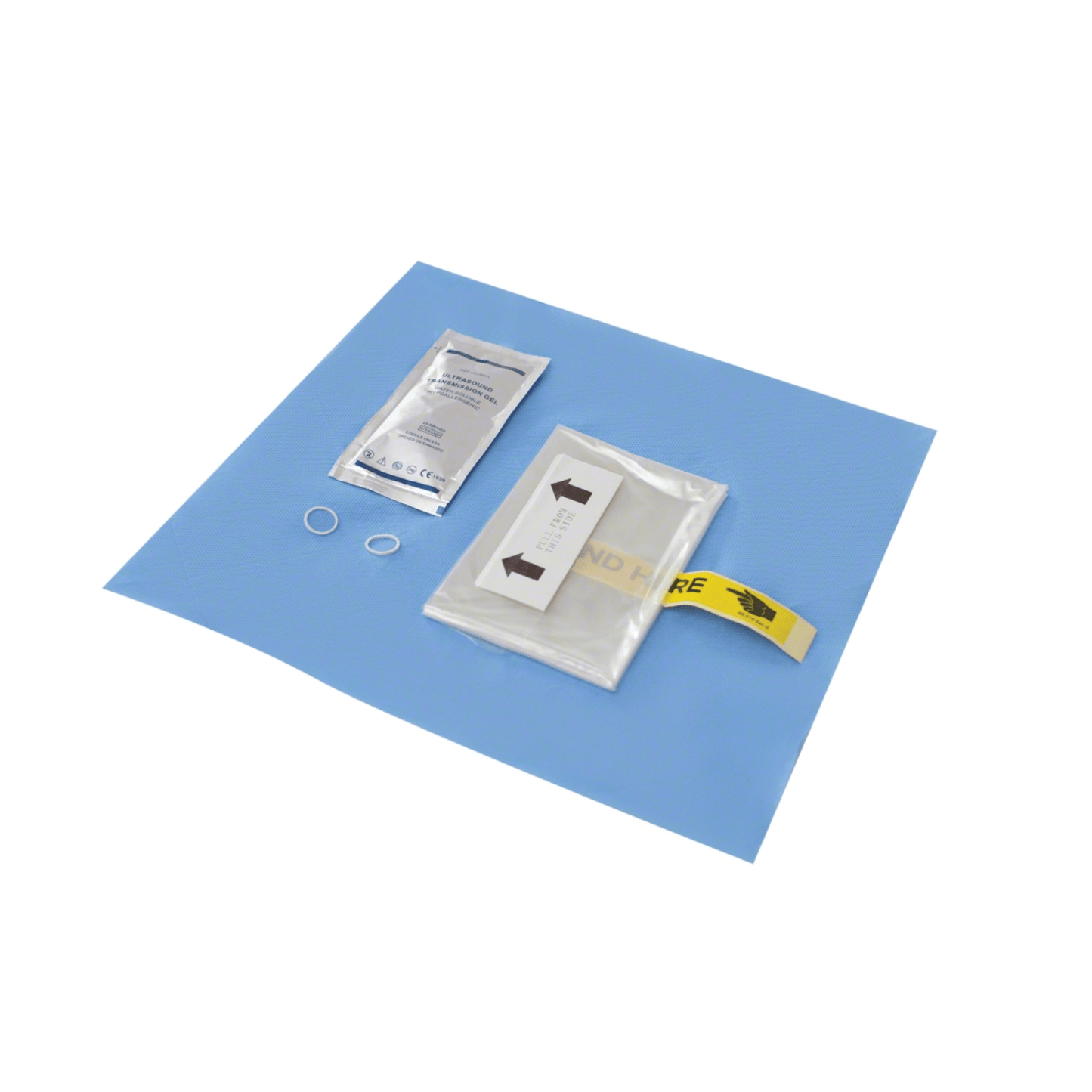 A cobertura de sonda EZCOVER® B. Braun para aplicação estéril em ultrassom, 15x30 cm | 1 unidade de B. Braun Deutschland GmbH & Co. KG é apresentada sobre um pano cirúrgico azul. O kit contém uma embalagem selada com um artigo redondo, uma faixa rotulada com setas e duas pequenas fitas redondas brancas para garantir a segurança do processo.
