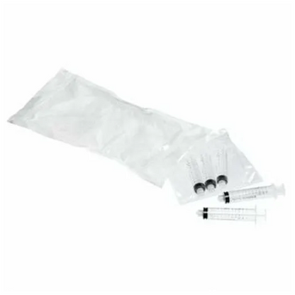 Cinco seringas B.Braun ProSet Intrafix® Primeline Omnifix da marca B. Braun Deutschland GmbH & Co. KG estão sobre um fundo branco, três em uma embalagem plástica transparente, duas estão desembrulhadas e destacam-se em um fundo claro e simples.