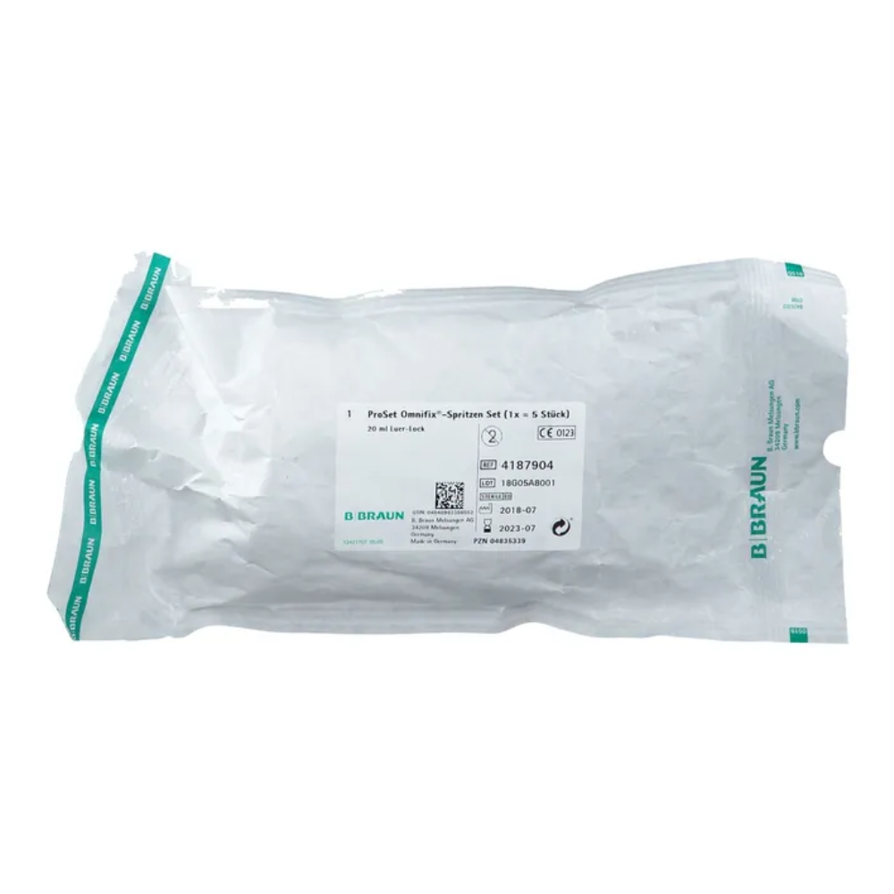 Uma embalagem plástica transparente exibe o logotipo B.Braun, detalhes do produto e códigos de barras em um fundo branco e contém o conjunto de seringas Perfusor Omnifix com a designação "B.Braun ProSet Intrafix® Primeline Omnifix-Spritzen Set 20 ml LL | 1 unidade" de B. Braun Deutschland GmbH & Co. KG.