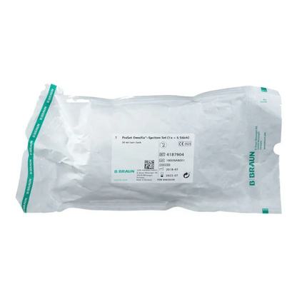 Uma embalagem plástica transparente exibe o logotipo B.Braun, detalhes do produto e códigos de barras em um fundo branco e contém o conjunto de seringas Perfusor Omnifix com a designação "B.Braun ProSet Intrafix® Primeline Omnifix-Spritzen Set 20 ml LL | 1 unidade" de B. Braun Deutschland GmbH & Co. KG.