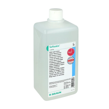 A garrafa branca retangular e amiga do ambiente B. Braun Softaskin® Waschlotion da B. Braun Deutschland GmbH & Co. KG exibe no rótulo frontal texto em várias línguas e possui uma tampa de rosca. Contém 1000 ml de loção de lavagem suave e sublinha assim o seu compromisso com produtos livres de microplásticos para uma escolha consciente do ambiente.